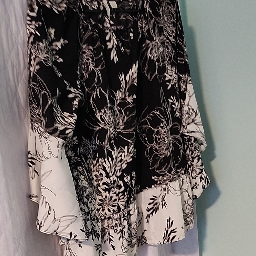 EST. 1946 Womens Size Small Flowing Blouse (16)